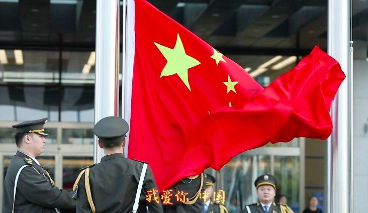 琳娜整理房间